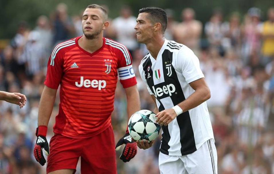 Dopo pochi minuti arriva il raddoppio bianconero: lancio di Bonucci per CR7, che Capellini sporca verso la porta di Loria. 2-0! LAPRESSE